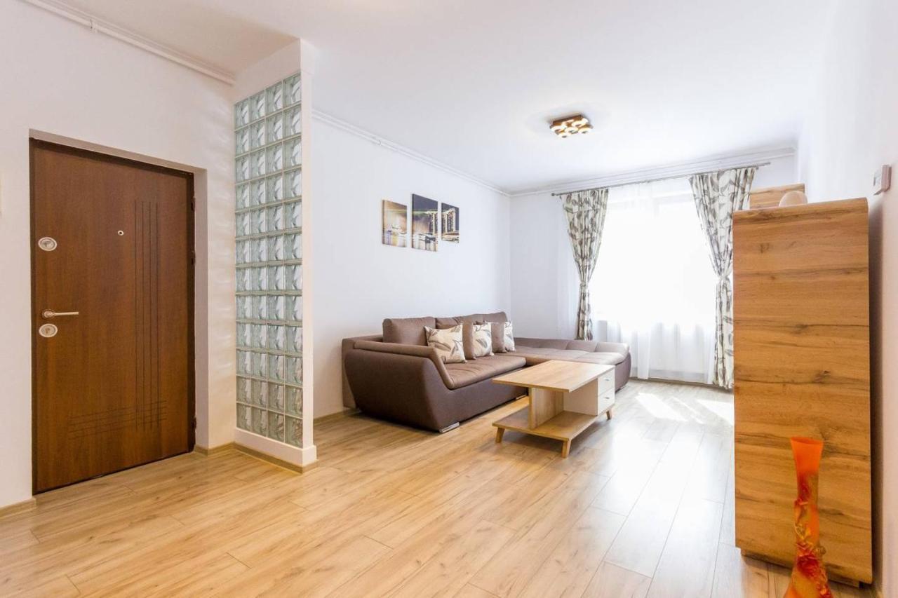 Spacious And Quiet 2 Bedroom *