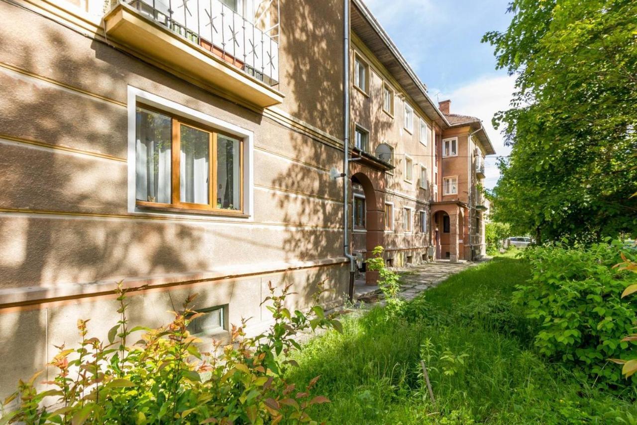 Spacious And Quiet 2 Bedroom *