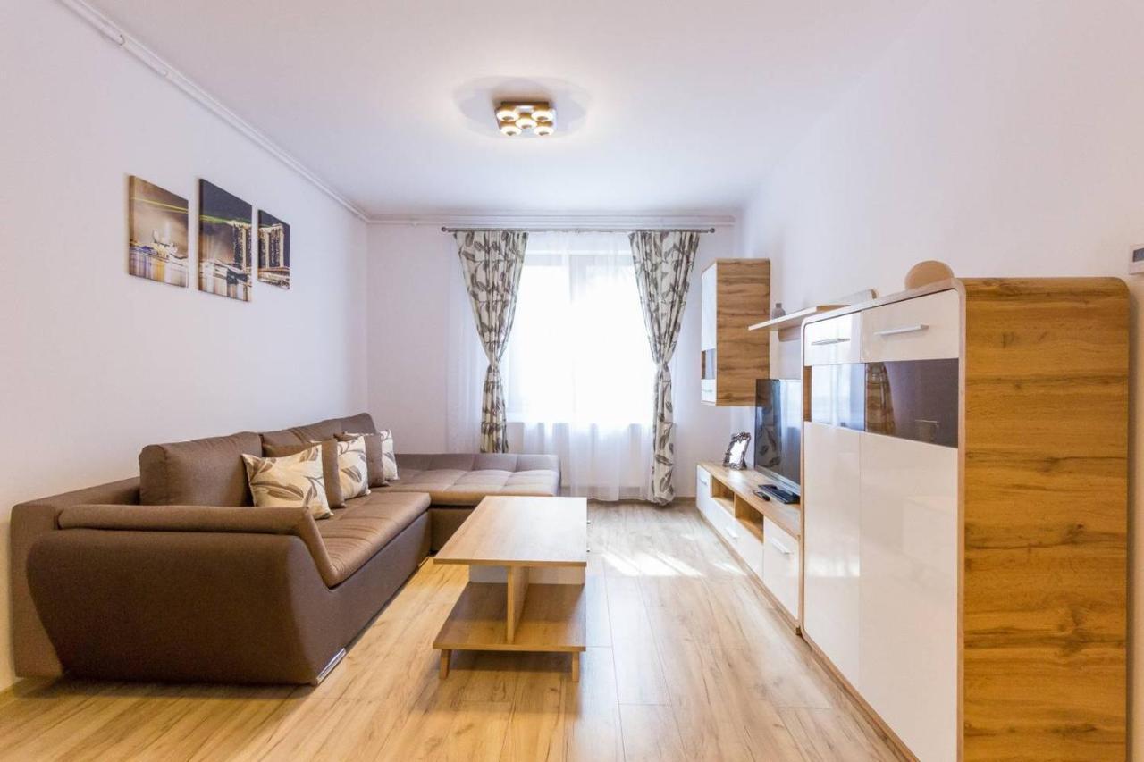 Spacious And Quiet 2 Bedroom *