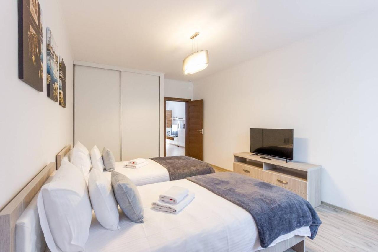 Spacious And Quiet 2 Bedroom *