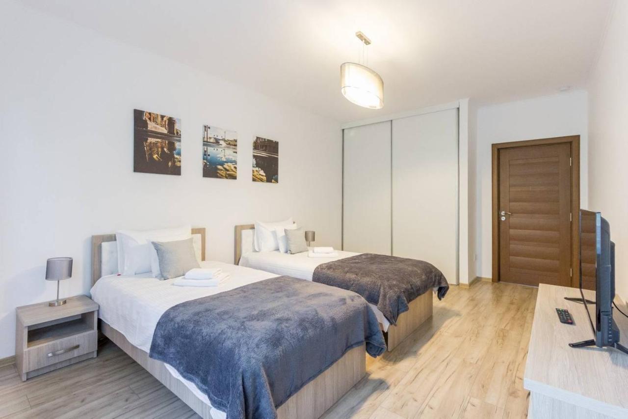 Spacious And Quiet 2 Bedroom *