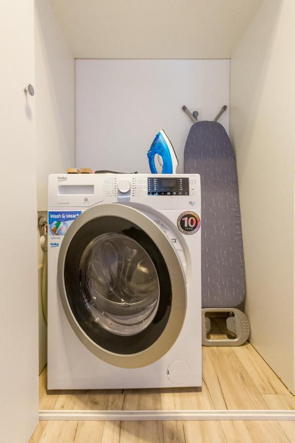 Spacious And Quiet 2 Bedroom *